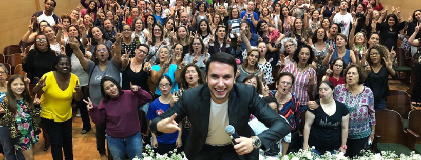 Faculdade de Medicina da UFMG lota com palestra do Cromossomo 21